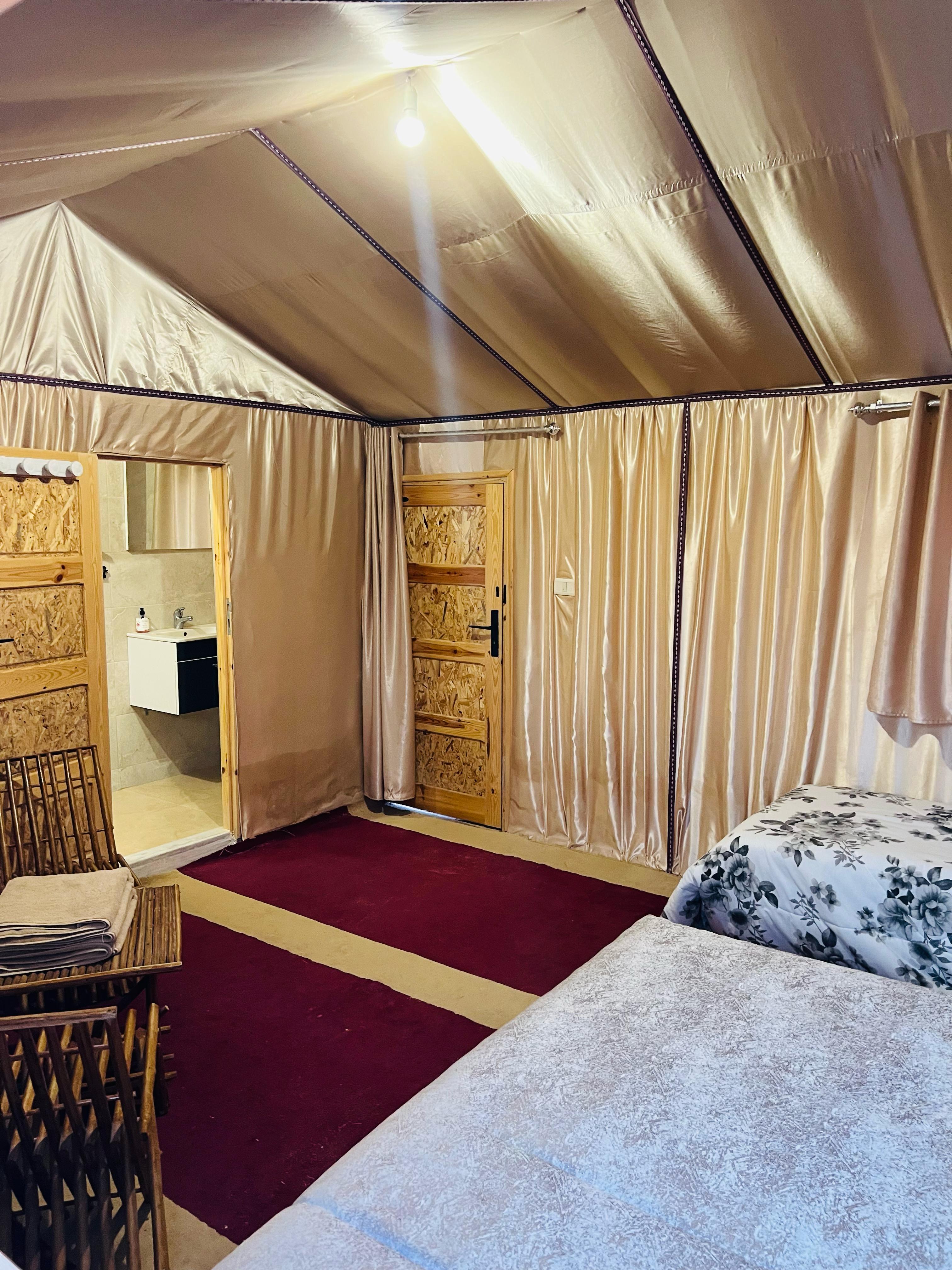 Intérieur confortable d'une tente berbère
